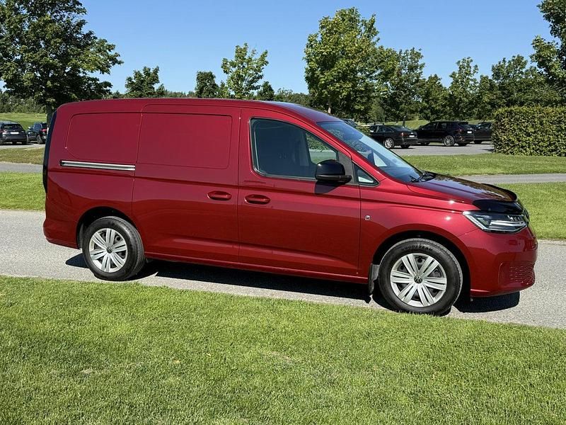 Röd Begagnad 2022 VW Caddy Maxi Minibuss | 239 000 kr (Marknadspris) - Bild 1/4
