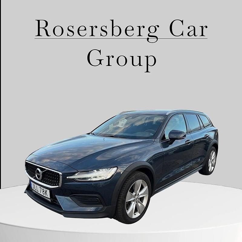 Begagnad Volvo V60 CC Momentum 197 HK (144 kW) 2022 Mörkblå Kombi