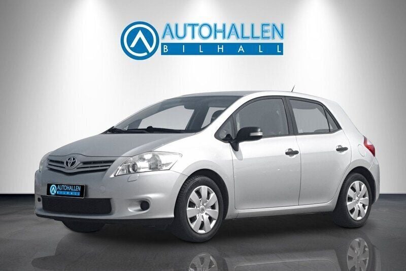 Silver Begagnad 2010 Toyota Auris Halvkombi | 79 900 kr (Marknadspris) - Bild 1/4