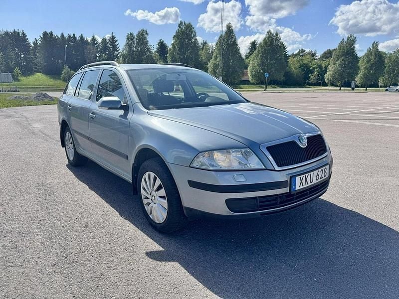 Grå Begagnad 2006 Skoda Octavia Kombi | 35 000 kr (Marknadspris) - Bild 1/4