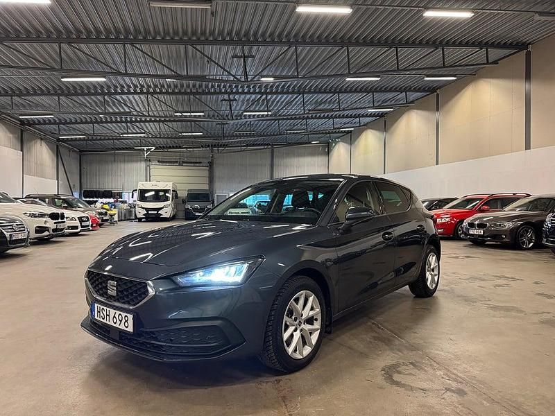 Grå Begagnad 2021 Seat Leon Style Halvkombi | 194 900 kr (Marknadspris) - Bild 1/4