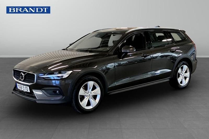 Grå Begagnad 2023 Volvo V60 CC Core Kombi | 364 900 kr (Marknadspris) - Bild 1/3