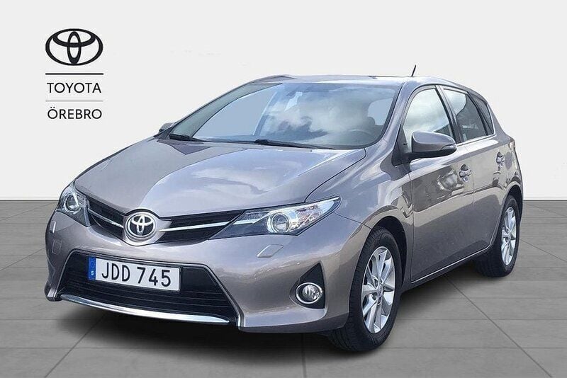 Brun Begagnad 2013 Toyota Auris Active Halvkombi | 129 900 kr (Marknadspris) - Bild 1/4