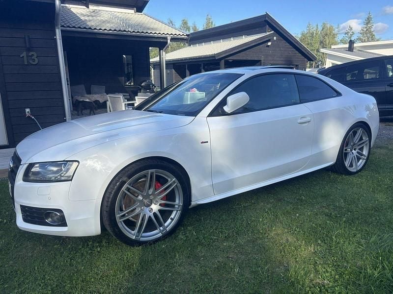 Vit Begagnad 2010 Audi A5 S-Line Sportkupé | 148 000 kr (Dyr) - Bild 1/4