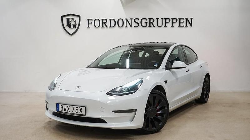 Vit Begagnad 2023 Tesla Model 3 Performance Sedan | 349 800 kr (Marknadspris) - Bild 1/4