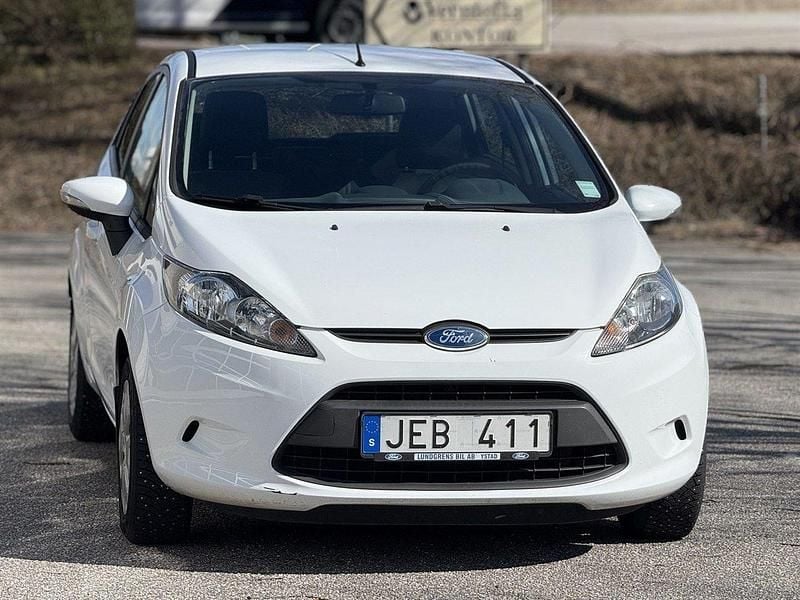 Vit Begagnad 2008 Ford Fiesta Trend Halvkombi | 39 900 kr (Marknadspris) - Bild 1/4