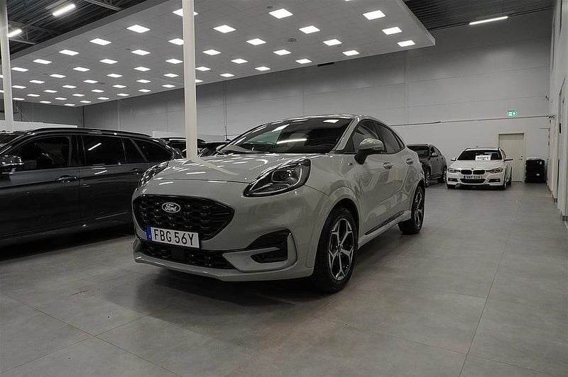 Grå Begagnad 2024 Ford Puma ST-Line SUV | 229 800 kr (Superpris) - Bild 1/4