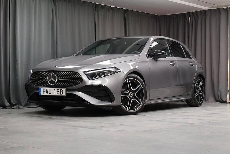 Mörkgrå Begagnad 2024 Mercedes A200 Advanced Halvkombi | 364 000 kr (Dyr) - Bild 1/4