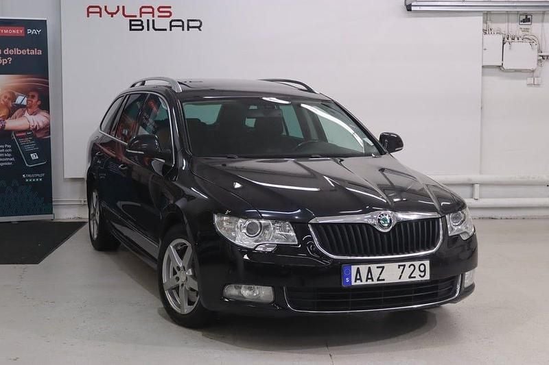 Svart Begagnad 2011 Skoda Superb Elegance Kombi | 99 900 kr (Marknadspris) - Bild 1/4