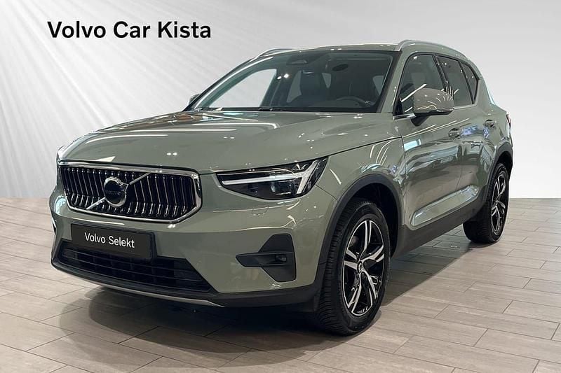 Grön Begagnad 2023 Volvo XC40 Plus SUV | 369 900 kr (Marknadspris) - Bild 1/4