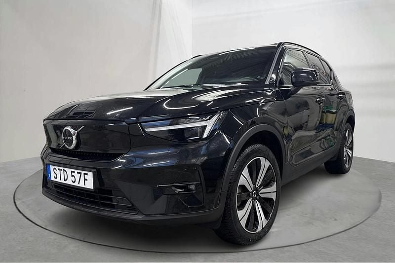 Svart Begagnad 2024 Volvo XC40 Plus SUV | 329 000 kr (Superpris) - Bild 1/4