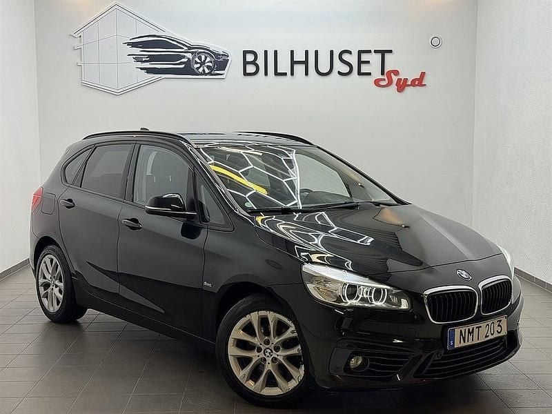 Svart Begagnad 2015 BMW 218 Sport Line Minibuss | 128 500 kr (Marknadspris) - Bild 1/4