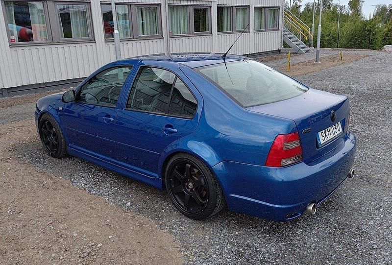 Blå Begagnad 2001 VW Bora R Sedan | 170 000 kr - Bild 1/4