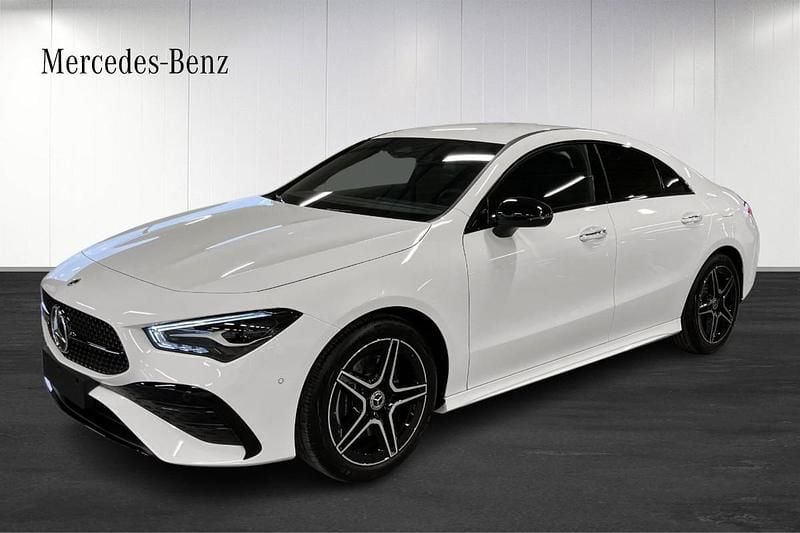 Ny 2025 Mercedes CLA200 AMG Sportkupé | 431 900 kr (Marknadspris) - Bild 1/4