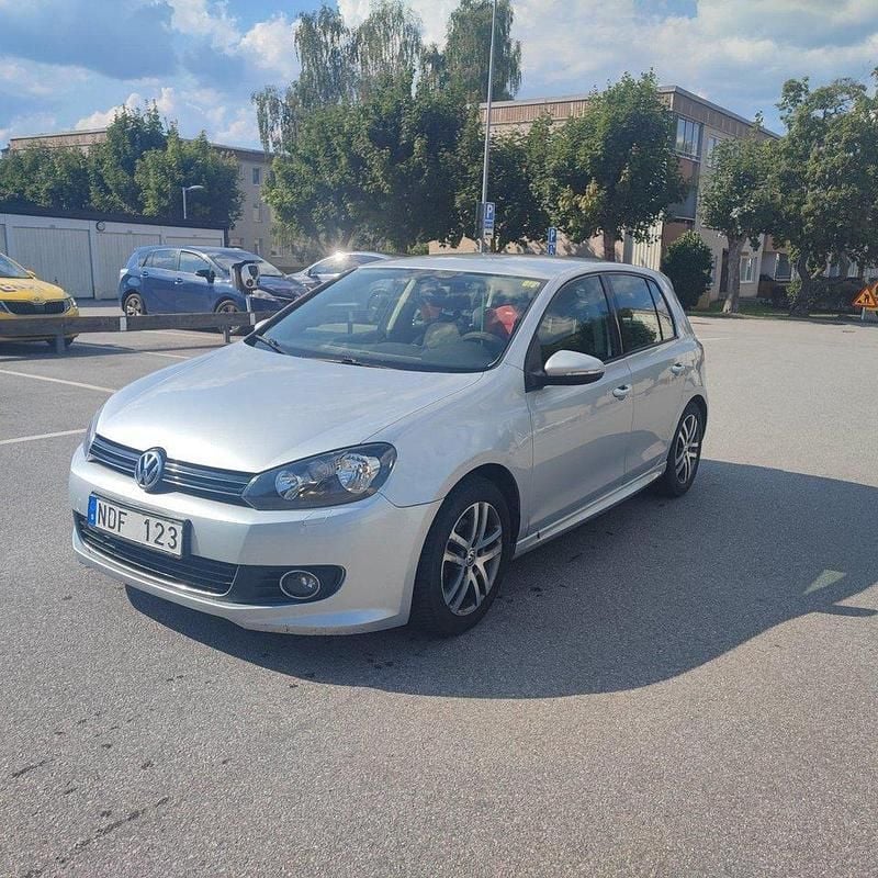 Silver Begagnad 2013 VW Golf VII Halvkombi | 67 400 kr (Bra pris) - Bild 1/4