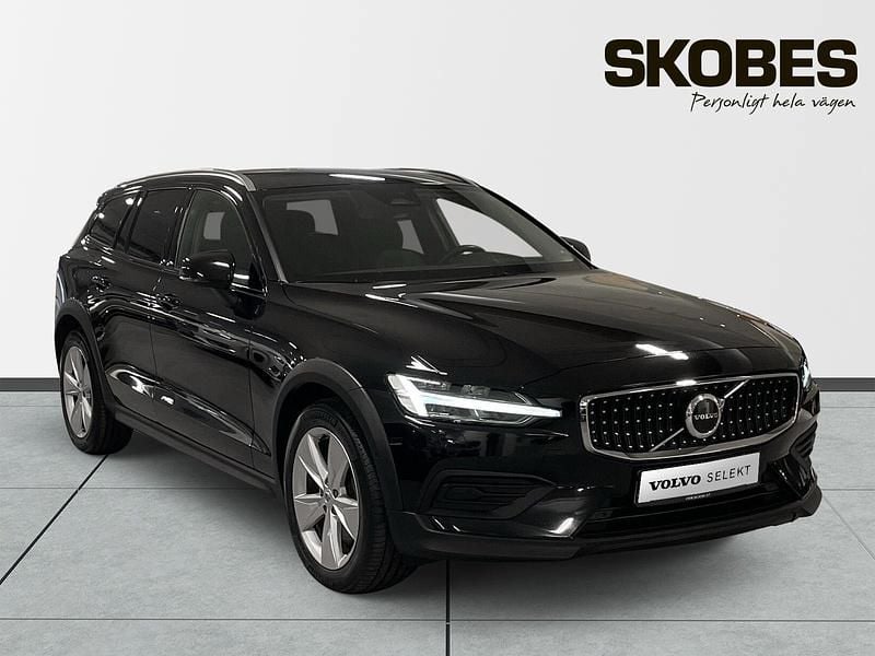 Svart Begagnad 2023 Volvo V60 CC Core Kombi | 359 600 kr (Marknadspris) - Bild 1/3