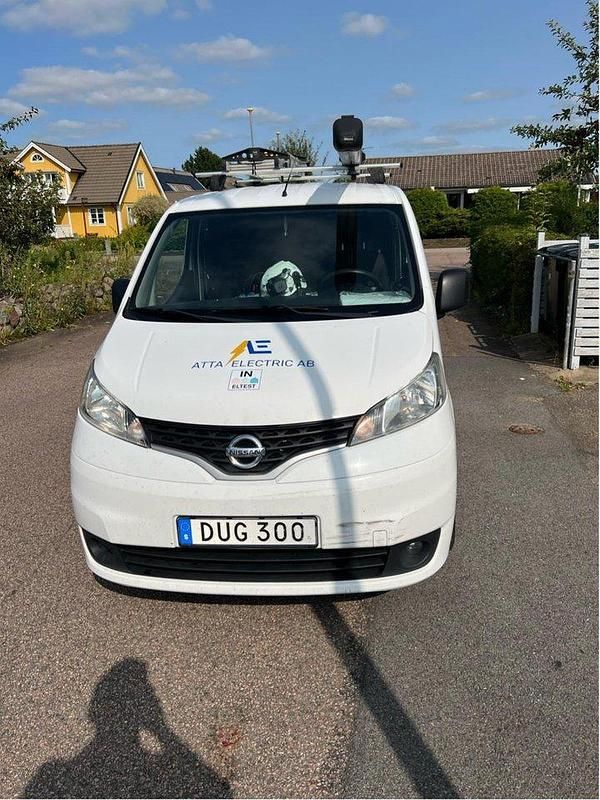 Vit Begagnad 2017 Nissan NV200 Van | 75 000 kr (Marknadspris) - Bild 1/4