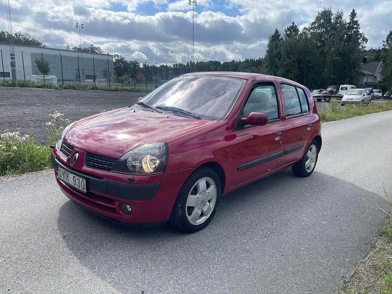 Röd Begagnad 2001 Renault Clio II Privilege Halvkombi | 32 900 kr (Marknadspris) - Bild 1/4