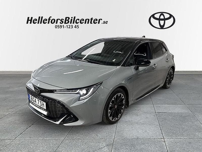 Grå Begagnad 2020 Toyota Corolla Hybrid Play Halvkombi | 269 500 kr (Dyr) - Bild 1/4