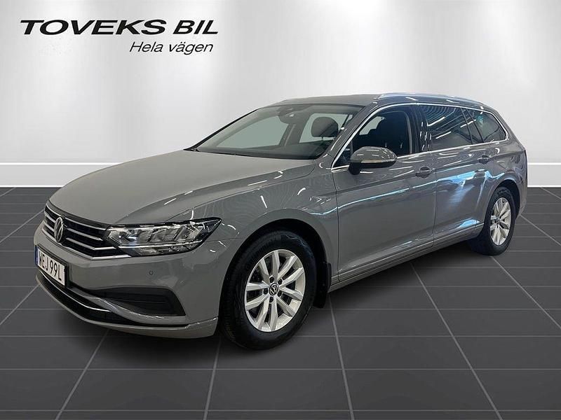 Grå (moonstone grey) Begagnad 2022 VW Passat Business Kombi | 279 900 kr (Marknadspris) - Bild 1/4