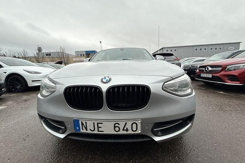 Begagnad BMW 120 Sport Line 184 HK (135 kW) 2013 Silver Halvkombi