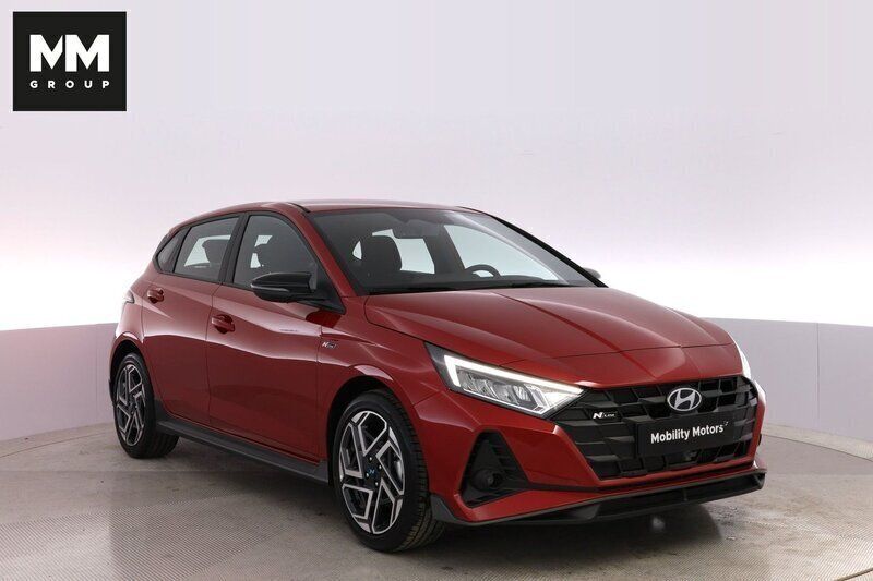 Röd (dragon red metallic) Ny 2024 Hyundai i20 N Line Halvkombi | 298 400 kr (Dyr) - Bild 1/4