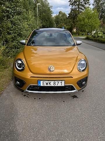 Gul Begagnad 2016 VW Beetle Dune Halvkombi | 168 000 kr - Bild 1/4