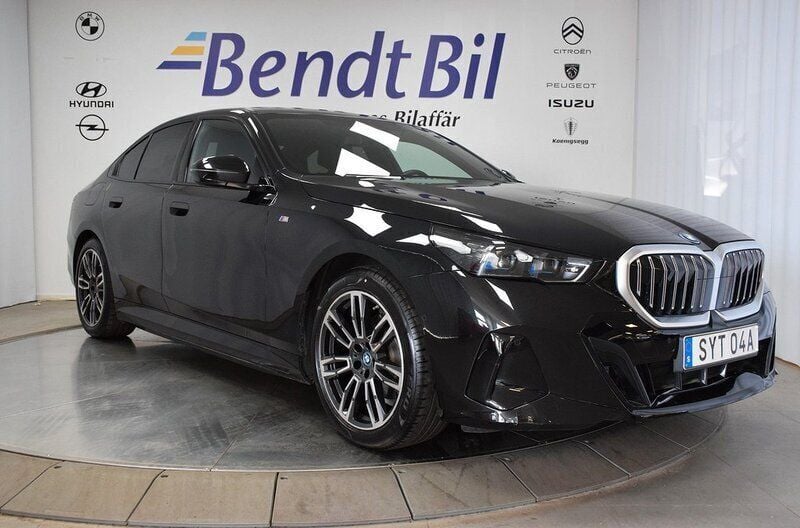 Svart Begagnad 2024 BMW 530e M Sport Sedan | 649 500 kr (Bra pris) - Bild 1/3