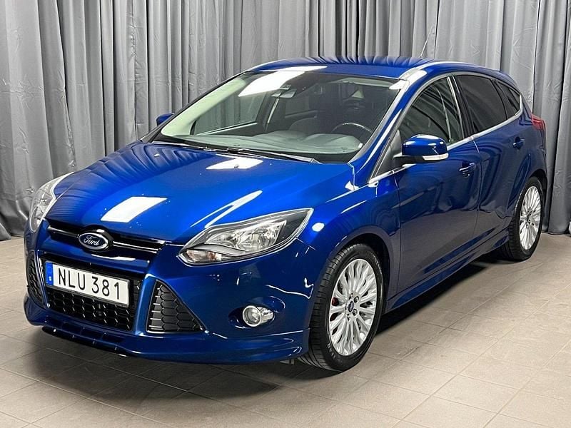Blå Begagnad 2014 Ford Focus Titanium Halvkombi | 69 900 kr (Marknadspris) - Bild 1/4