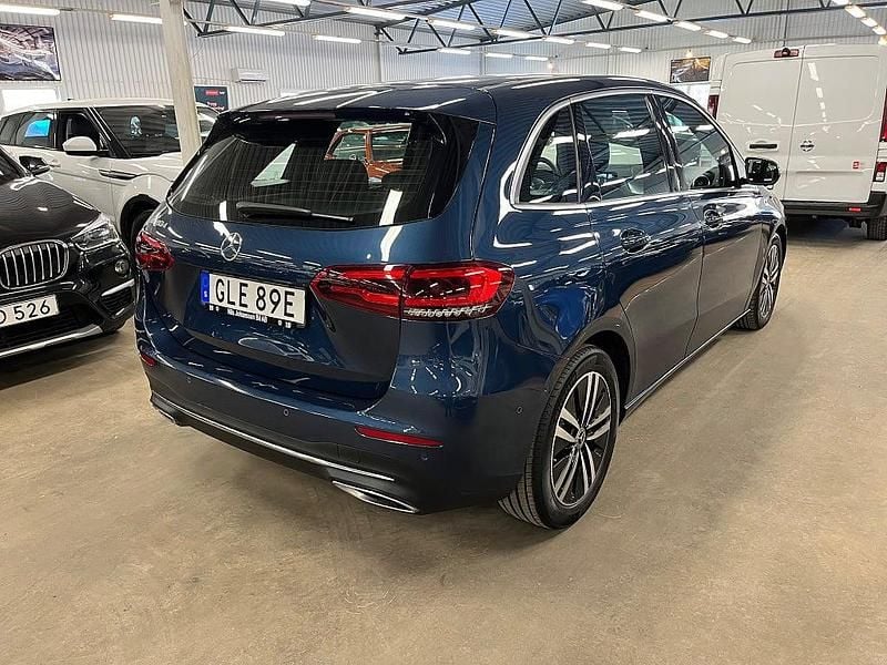 Begagnad Mercedes B180 116 HK (85 kW) 2022 Blå Minibuss