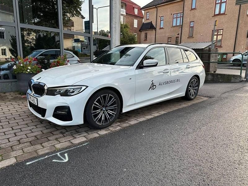 Vit Begagnad 2020 BMW 320 M Sport Kombi | 299 900 kr (Lite dyr) - Bild 1/4
