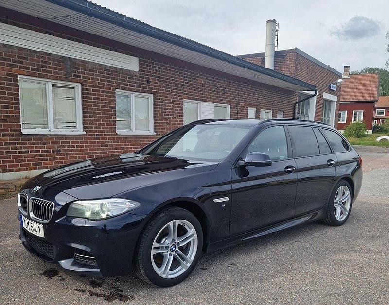 Svart Begagnad 2016 BMW 520 M Sport Kombi | 169 000 kr (Marknadspris) - Bild 1/4