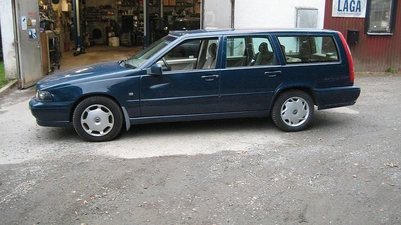 Mörkblå Begagnad 1997 Volvo V70 Kombi | 19 900 kr (Marknadspris) - Bild 1/3
