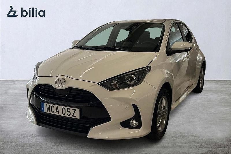 Vit Ny 2025 Toyota Yaris Hybrid Active Halvkombi | 259 900 kr (Marknadspris) - Bild 1/4