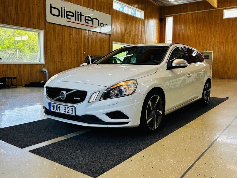 Vit Begagnad 2012 Volvo V60 R-Design Kombi | 144 900 kr (Marknadspris) - Bild 1/3
