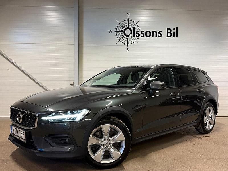 Mörkgrå (grå) Begagnad 2021 Volvo V60 CC Kombi | 249 900 kr (Bra pris) - Bild 1/4