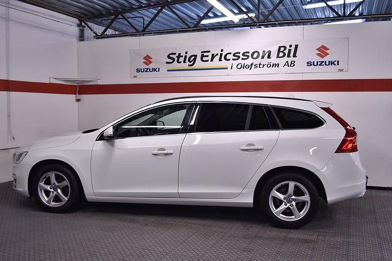 Begagnad Volvo V60 Momentum 181 HK (133 kW) 2014 Vit Kombi
