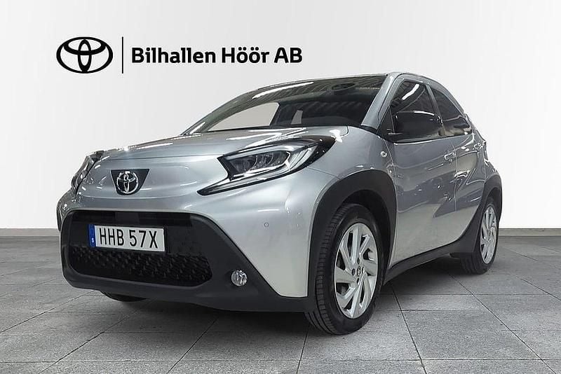 Silver Begagnad 2022 Toyota Aygo X Comfort SUV | 179 900 kr (Marknadspris) - Bild 1/3
