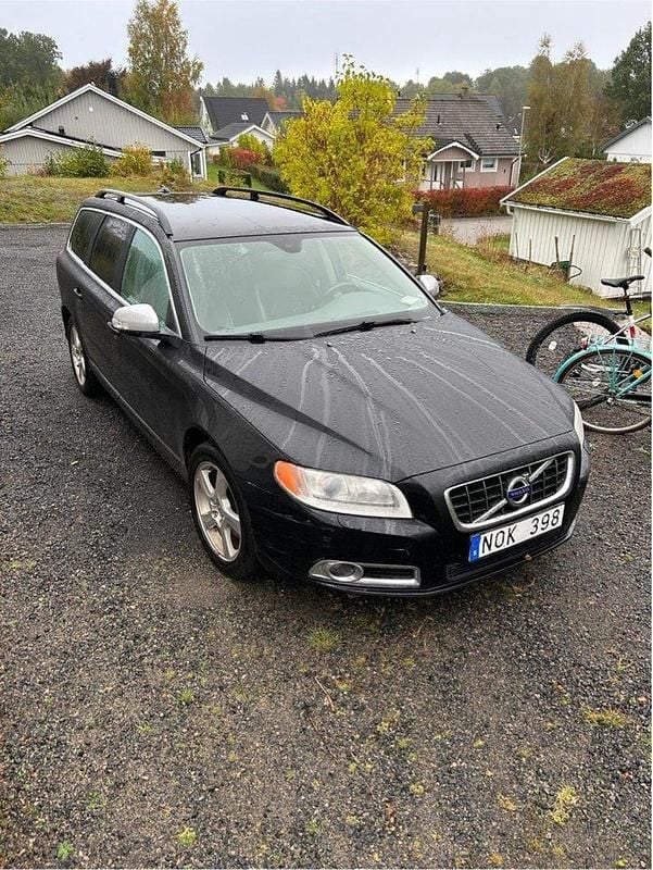 Svart Begagnad 2011 Volvo V70 Momentum Kombi | 30 000 kr (Superpris) - Bild 1/4