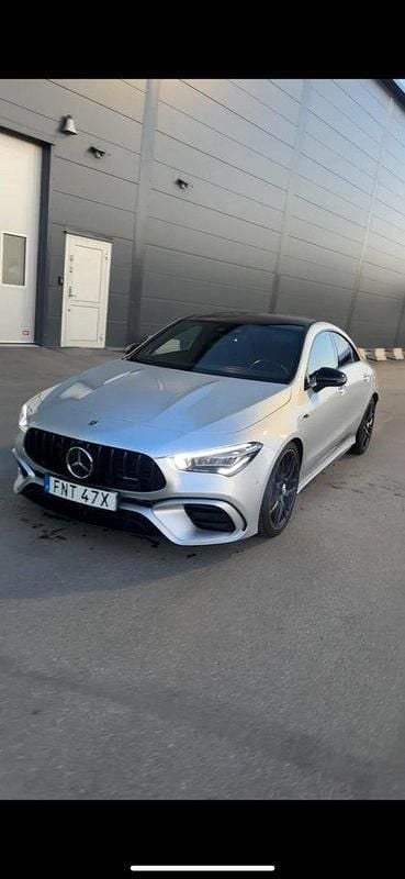 Silver Begagnad 2022 Mercedes CLA45 AMG AMG Sportkupé | 555 000 kr (Bra pris) - Bild 1/4