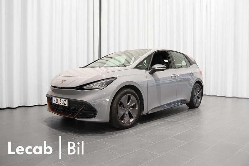 Ljusgrå (vaporgrau) Begagnad 2024 Cupra Born Halvkombi | 269 500 kr (Marknadspris) - Bild 1/4