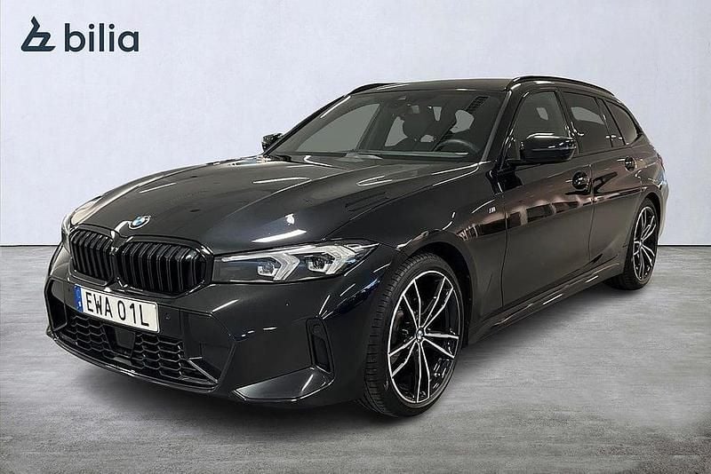 Svart (black saphire metallic) Begagnad 2022 BMW 320 M Sport Kombi | 399 900 kr - Bild 1/4