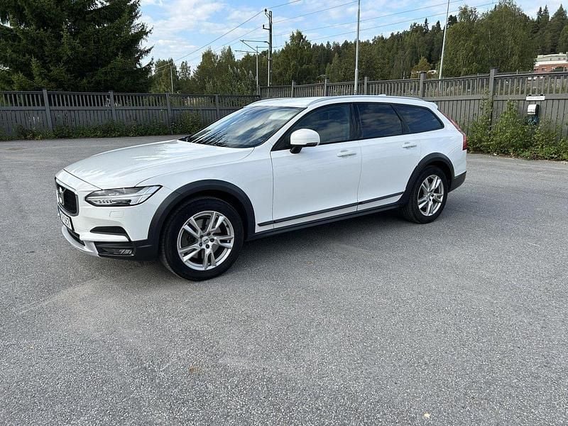 Vit Begagnad 2017 Volvo V90 CC Momentum Kombi | 210 000 kr (Marknadspris) - Bild 1/4