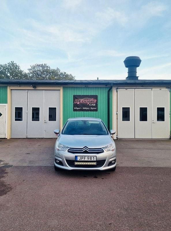 Silver Begagnad 2011 Citroën C4 Halvkombi | 39 000 kr (Marknadspris) - Bild 1/4