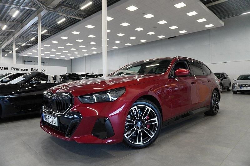 Röd Begagnad 2024 BMW 530e M Sport Kombi | 659 900 kr (Marknadspris) - Bild 1/4
