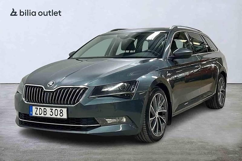 Grå Begagnad 2018 Skoda Superb Kombi | 199 900 kr (Marknadspris) - Bild 1/1