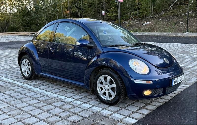 Blå Begagnad 2006 VW Beetle Highline Halvkombi | 29 900 kr (Superpris) - Bild 1/4