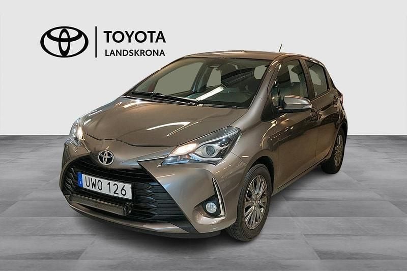 Grå Begagnad 2018 Toyota Yaris Active | 119 900 kr (Lite dyr) - Bild 1/4
