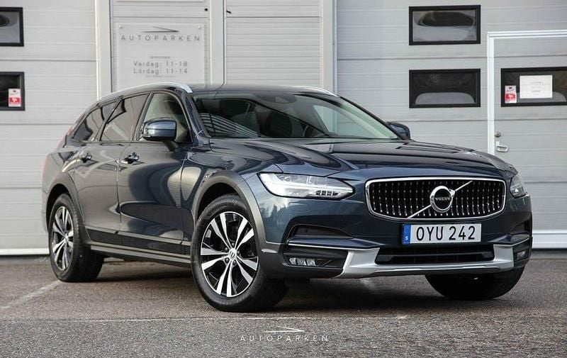Mörkblå Begagnad 2020 Volvo V90 CC Momentum Kombi | 359 000 kr (Bra pris) - Bild 1/4