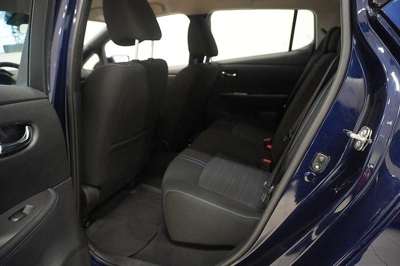Begagnad Nissan Leaf Acenta 110 kW (150 HK) 2022 Blå Halvkombi